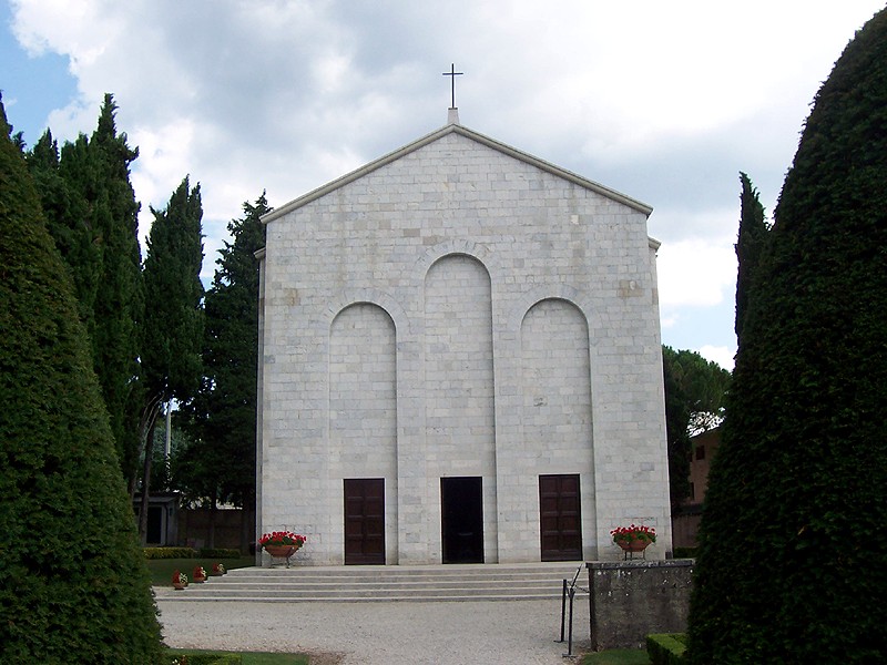 Facciata e giardino del Mausoleo dei Quaranta Martiri di Gubbio