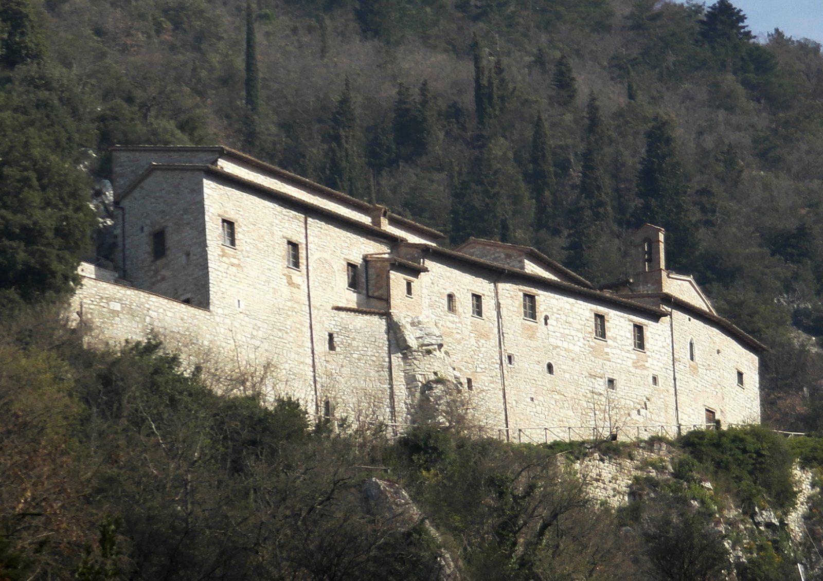 Eremo di Sant'Ambrogio tra le rocce della valle del Bottaccione a Gubbio